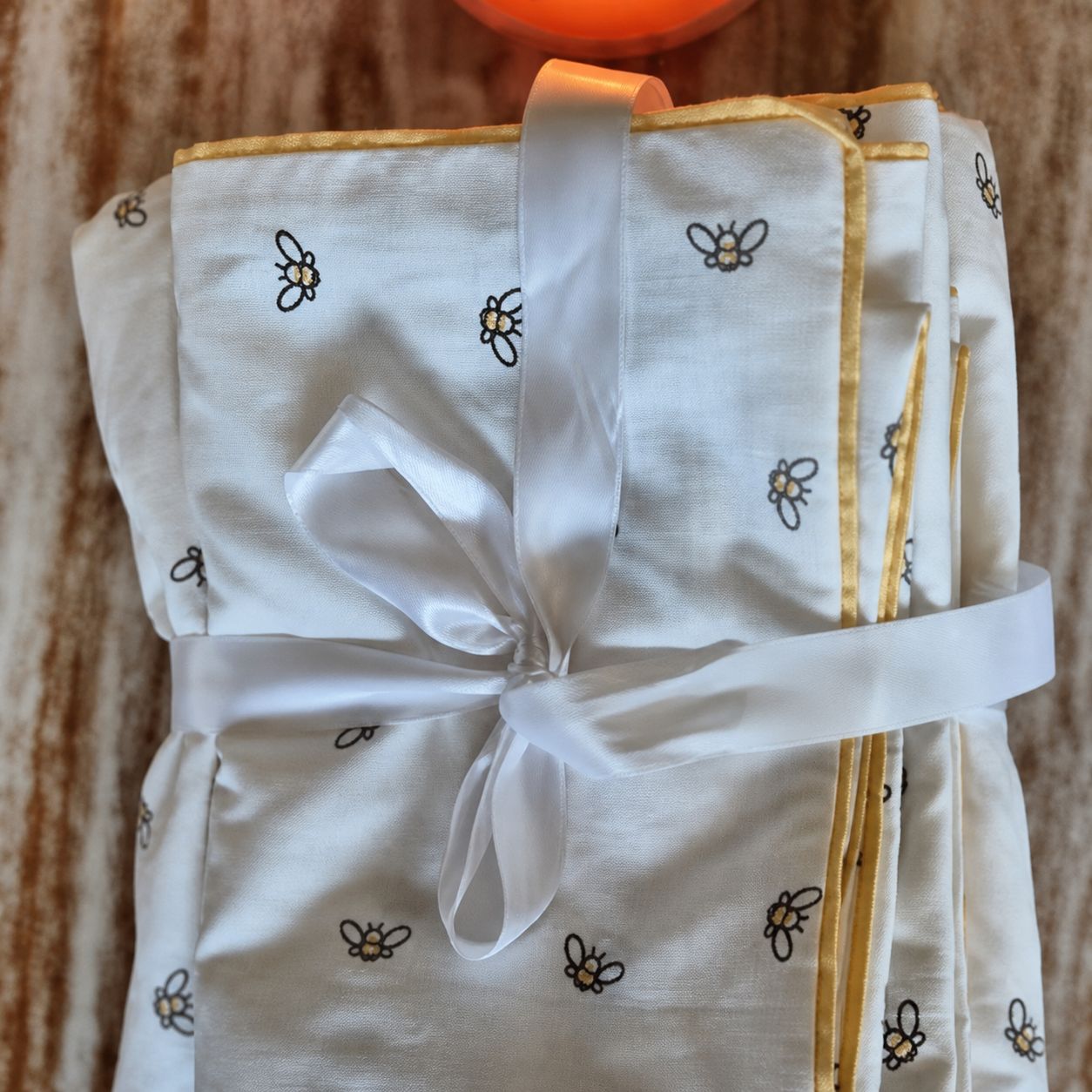 Ribbon-tied Melchiah linen set printed with a playful bee motif